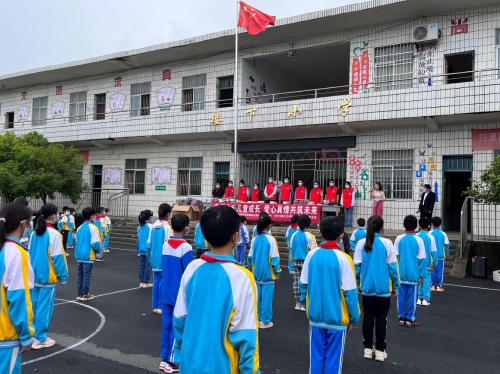 活动当天,党员志愿者来到赤山镇楼下小学,为学生们送去学习用品和节日